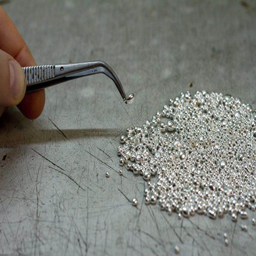 925 Sterling Silber Granulat als Rohmaterial für hochwertigen Silberschmuck – Sprezzi Fashion Schmuckfertigung