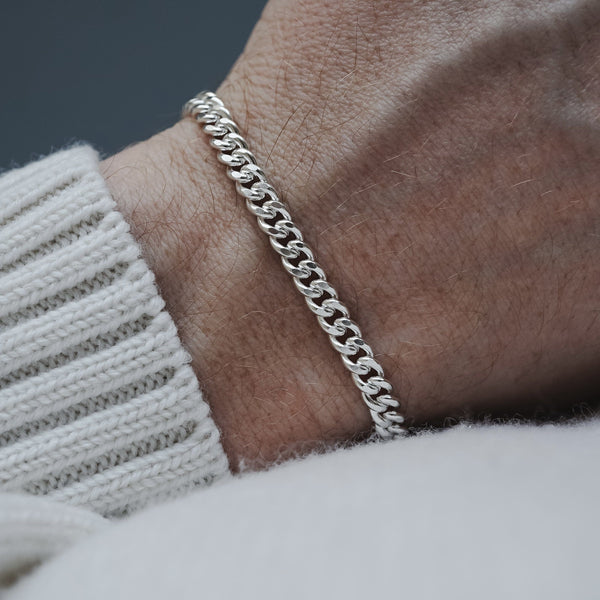Curb Bracelet aus 925 Sterling Silver mit minimalistischem Design und hochwertiger Verarbeitung Sprezzi Fashion