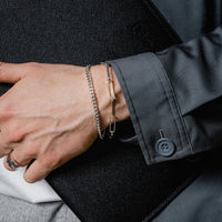 Herren Armband Set aus 925 Sterling Silber mit fein poliertem Curb Panzer Armband und strukturstarkem Paperclip Armband getragen am Koerper fuer einen ausgewogenen Look mit robuster Materialwirkung maskuliner Tiefe und moderner Klarheit Sprezzi Fashion