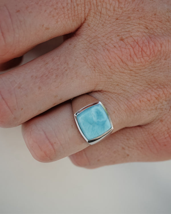 Detailaufnahme des getragenen Herrenrings aus 925 Sterling Silber mit intensiv blauem Larimar Stein hebt die natürliche Marmorierung und die präzise gefasste eckige Form eindrucksvoll hervor Sprezzi Fashion