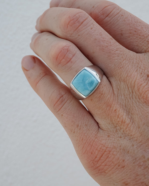 Getragener Herren Siegelring aus 925 Sterling Silber mit aquatisch blauem Larimar Stein unterstreicht modernes maskulines Styling und verleiht dem Look stilvolle Präsenz mit zeitlos eleganter Wirkung Sprezzi Fashion