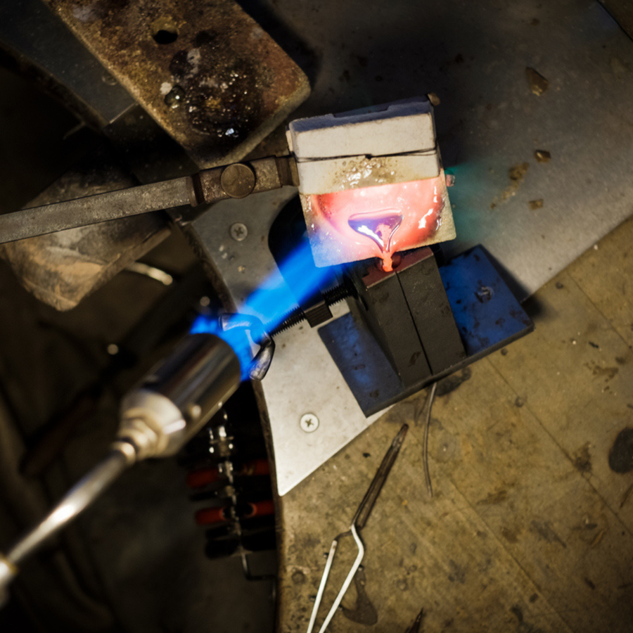 Schmuck Herstellung Schmelzen von Rohmaterial Silber und Gold Schmuck Werkstatt Fertigung Handmade Giesen Rohmaterial