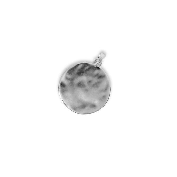 Eleganter Hammered Anhaenger aus hochwertigem 925 Sterling Silber mit kunstvoll strukturierter Oberflaeche deren gehammertes Finish dezente Lichtreflexe erzeugt und ein modernes maskulines Accessoire entsteht das Maennern zeitlose Eleganz und stilvolle Praesenz verleiht Sprezzi Fashion
