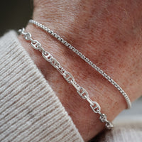 Minimalistisches Silberarmband Herren aus 925 Sterling Silber im Cable Link und Box Thin Design, gemeinsam am Handgelenk getragen, wobei die unterschiedlichen Gliederstrukturen stilvoll kombiniert werden Sprezzi Fashion