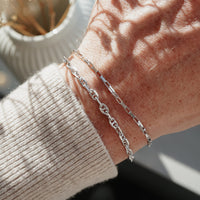 Minimalistisches Silberarmband Herren aus 925 Sterling Silber im Cable Link und Small Paperclip Design, gemeinsam am Handgelenk getragen, wobei die unterschiedlichen Gliederstrukturen stilvoll kombiniert werden Sprezzi Fashion