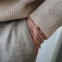 Minimalistisches Silberarmband Herren aus 925 Sterling Silber im Small Curb und Cable Link Design, gemeinsam am Handgelenk kombiniert getragen, wobei die unterschiedlichen Gliederstrukturen stilvoll hervorgehoben werden Sprezzi Fashion