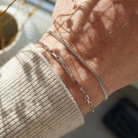 Minimalistisches Silberarmband Herren aus 925 Sterling Silber im Small Paperclip und Small Curb Design, gemeinsam am Handgelenk getragen, wobei die unterschiedlichen Gliederstrukturen stilvoll kombiniert werden Sprezzi Fashion