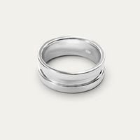 Herren Bandring aus 925 Sterling Silber mit ausgewogener klarer Form und glatter Oberfläche verbindet reduzierte Linien mit einer zeitlosen modernen Ästhetik und eleganter maskuliner Ausstrahlung Sprezzi Fashion