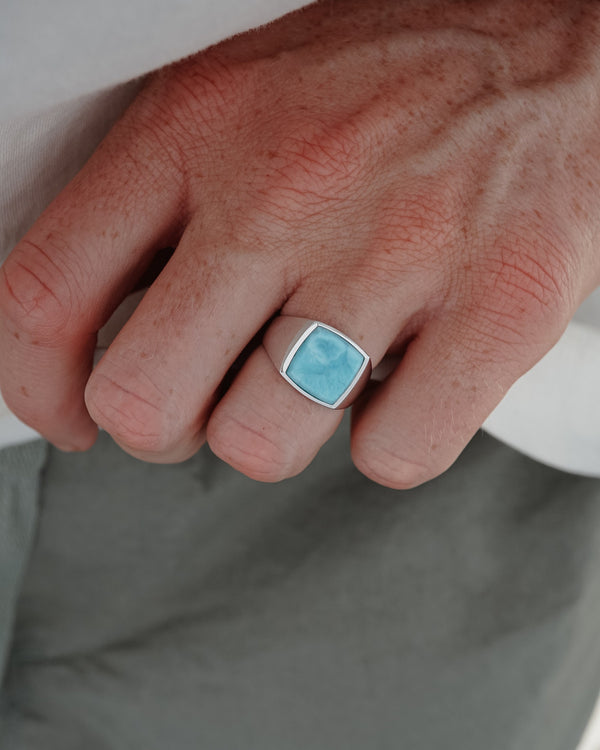 Der getragene Herren Siegelring mit blauem Larimar Stein ergänzt ein modernes Outfit und verleiht dem Look stilvolle Raffinesse Das polierte Silber sorgt für maskuline Eleganz im Alltag Sprezzi Fashion