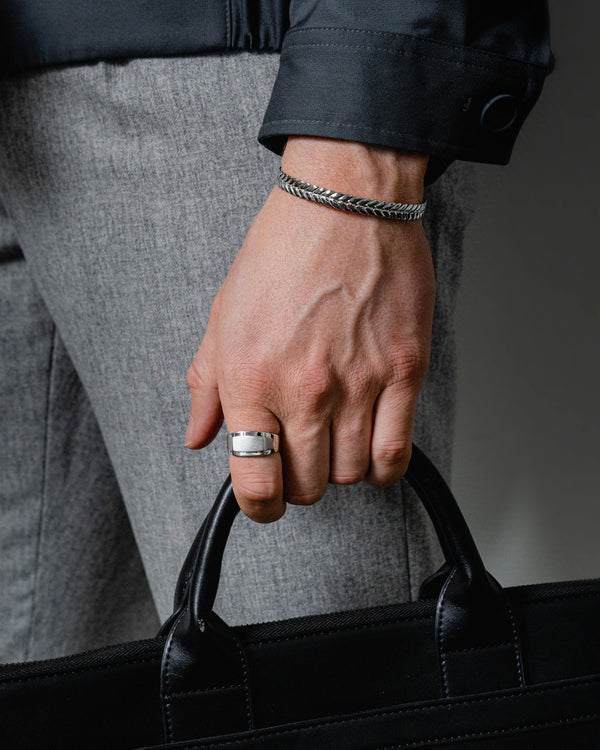 Herren trägt 925 Silber Ring und Armband im Alltag – alltagstauglich für Büro und Freizeit, Sprezzi Fashion