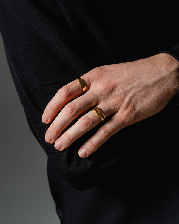 Ring Set aus 925 Sterling Silber mit Gold Vermeil bestehend aus poliertem Siegelring Minimal und modernem Siegelring Split getragen an der Hand fuer einen souveraenen maskulinen Look mit klarer Formensprache architektonischer Struktur und zeitloser Eleganz im Alltag Sprezzi Fashion