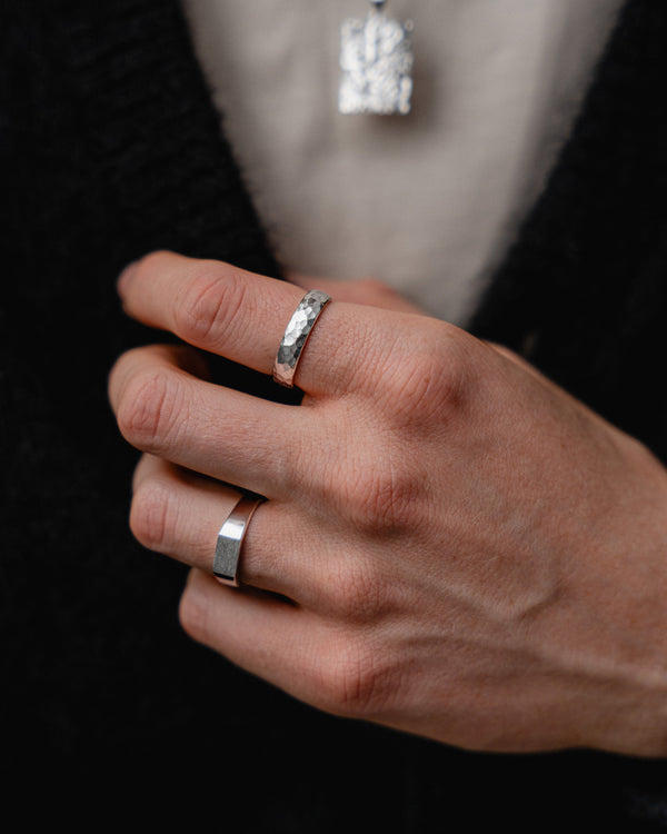 Ring Set aus 925 Sterling Silber mit minimalistischem Raw Thin Ring und gehaemmertem Bandring getragen an der Hand fuer einen ausdrucksstarken maskulinen Look mit strukturierter Oberflaeche klarer Formensprache und moderner Eleganz im Alltag Sprezzi Fashion