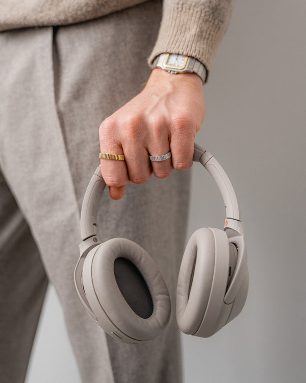 Dezent getragenes Herren Schmuck Set aus 925 Sterling Silber mit schmalen Linear Ringen in Silber und Gold Vermeil vermittelt Understatement klare Formensprache und maskuline Ruhe fuer stilbewusste Maenner mit Sinn fuer modernes Design Sprezzi Fashion