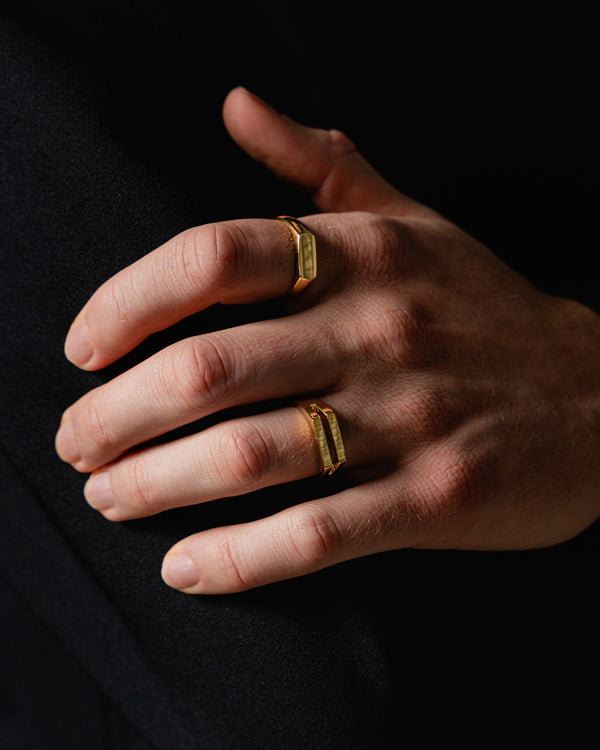 Dezent getragenes Herren Schmuck Set aus 925 Sterling Silber mit Gold Vermeil mit Minimal Siegelring und Split Siegelring vermittelt Understatement klare Formensprache und maskuline Ruhe fuer stilbewusste Maenner mit Sinn fuer modernes Design Sprezzi Fashion
