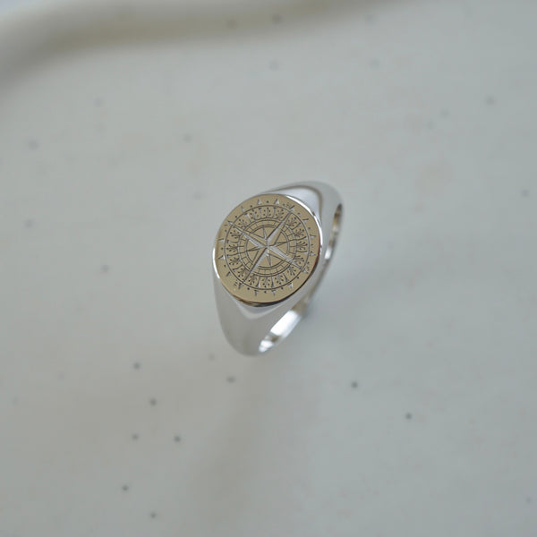 Herren Siegelring aus 925 Sterling Silber mit eingraviertem Kompass Motiv zeigt individuelle Gravur als Design auf der Oberfläche und hochwertig personalisierten Schmuck Sprezzi Fashion