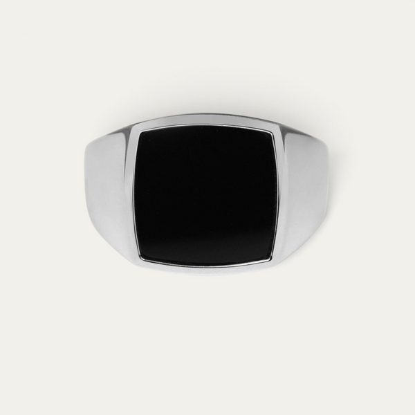 Herren Siegelring aus 925 Sterling Silber mit schwarzem Onyx Stein und klarer Fassung verbindet tiefdunkle Farbwirkung mit einer reduzierten Form für einen markanten modernen und maskulinen Look Sprezzi Fashion