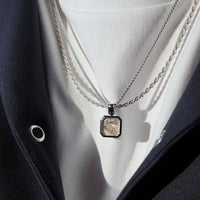 Elegantes Herren Silber Halsketten Set mit zwei Ketten eine Kette mit quadratischem Larvikite Anhänger getragen über weißem Hemd und dunklem Sakko handgefertigt Sprezzi Fashion