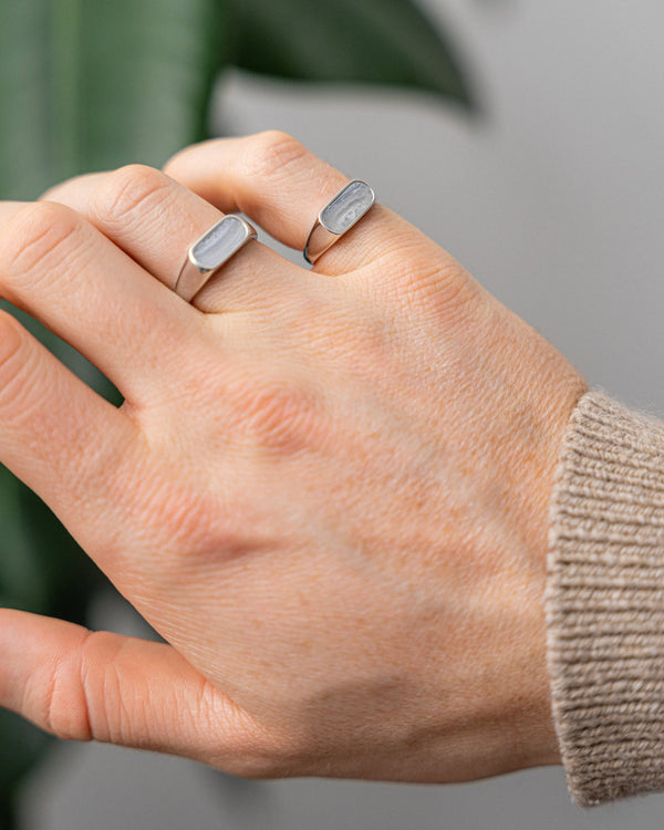 Der Ring zeigt getragen eine ruhige klare Eleganz und setzt den hellen Stein dezent in Szene Sprezzi Fashion