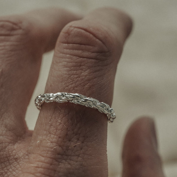 Herrenring aus Silber im Seil Design wird am Finger getragen und zeigt gleichmäßige gedrehte Struktur mit hochwertiger Verarbeitung und modernem Stil Sprezzi Fashion