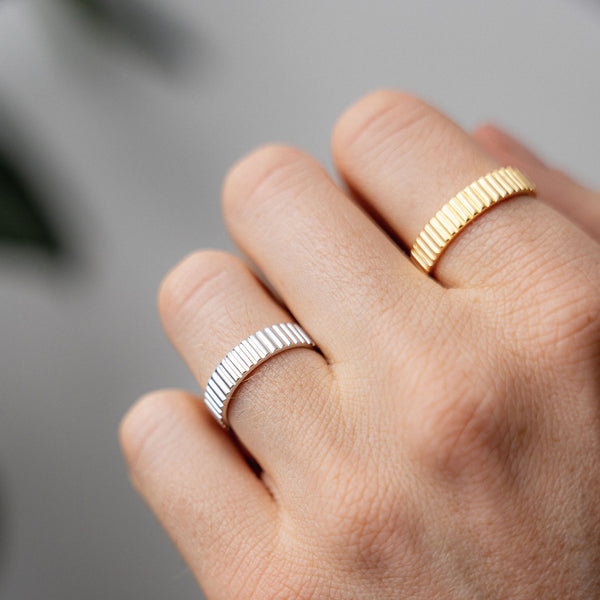 Die Kombination beider Ringe zeigt getragen eine klare minimalistische Ausstrahlung die durch das Zusammenspiel von warmem Gold und kuhlem Silber modern und edel wirkt Sprezzi Fashion