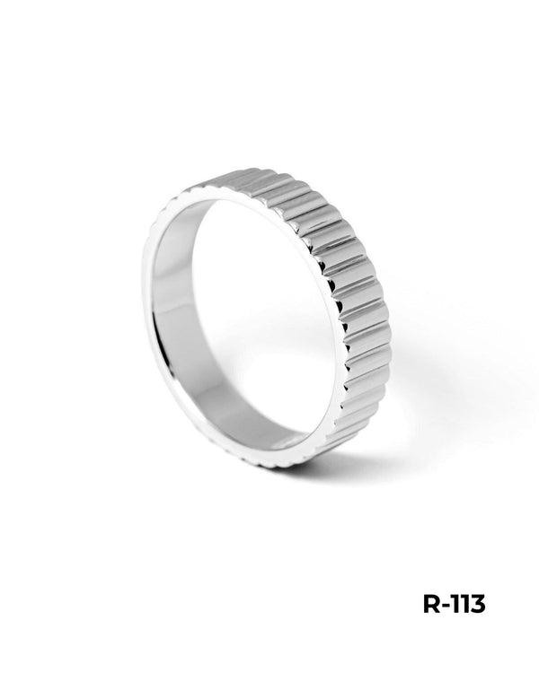 Schmaler Linear Bandring aus massivem 925 Sterling Silber in stehender Nahaufnahme mit klarer geriffelter Linienstruktur deren feine Reflexion architektonische Ruhe erzeugt und ein hochwertiges minimalistisches Accessoire entsteht das Maennern maskuline zeitlose Eleganz vermittelt Sprezzi Fashion
