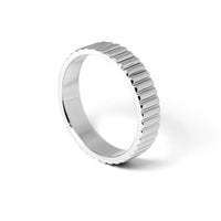 Schmaler Linear Bandring aus massivem 925 Sterling Silber in stehender Nahaufnahme mit klarer geriffelter Linienstruktur deren feine Reflexion architektonische Ruhe erzeugt und ein hochwertiges minimalistisches Accessoire entsteht das Maennern maskuline zeitlose Eleganz vermittelt Sprezzi Fashion