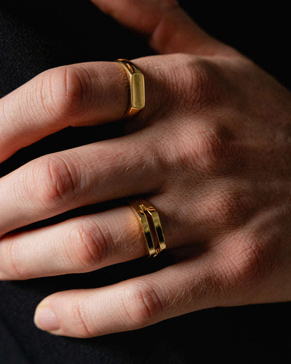 Herren Ring Set aus 925 Sterling Silber mit Gold Vermeil mit glattem Minimal Siegelring und geteiltem Split Siegelring getragen an der Hand fuer einen ausdrucksstarken Look mit architektonischer Struktur moderner Klarheit und maskulinem Charakter Sprezzi Fashion