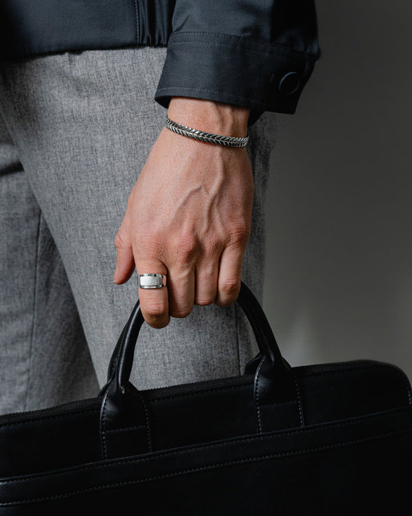 Model traegt den Edgy Ring und den Roman Armreif aus massivem 925 Silber gefertigt in feiner Handarbeit von Sprezzi Fashion fuer modernen maskulinen Stil Sprezzi Fashion