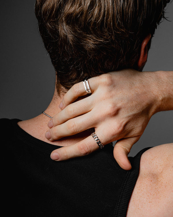 Model traegt den Chain Ring mit markantem Gliederdesign und den Split Ring mit klarer Linienfuehrung beide aus 925 Silber gefertigt mit edlem Glanz Sprezzi Fashion