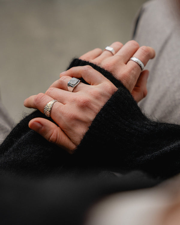 Beide Ringe werden zusammen getragen und zeigen eine moderne Kombination aus offener futuristischer Struktur und einem grau gruen schimmernden Larvikit Stein der einen maskulinen stilvollen Ausdruck erzeugt Sprezzi Fashion