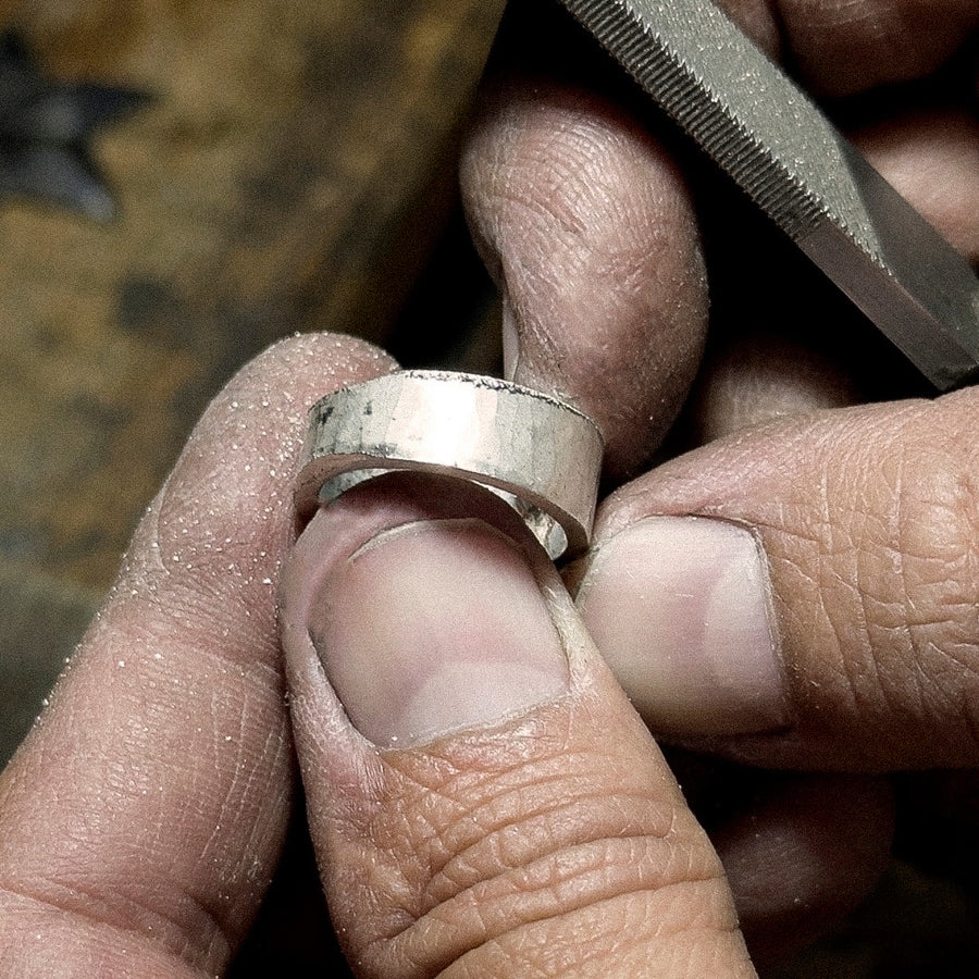 Fertigung von Schmuck Feinheiten Details Handgemacht feilen Ringe Anfertigung Sonderanfertigung