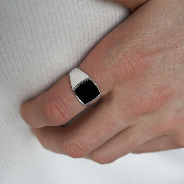 Handgefertigter Herren Siegelring mit schwarzem Onyx Edelstein aus 925 Silber, edel und massiv verarbeitet Sprezzi Fashion