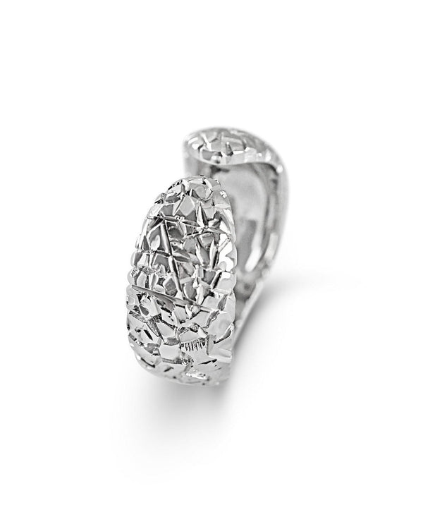 Eine offen gestaltete Silhouettenform mit rauer meteoritenartiger Textur aus massivem 925 Sterling Silber steht im Mittelpunkt und zeigt kraftvolle futuristische Tiefe bei der die sichtbare oeffnung vorne den modernen Charakter dieses markanten Bandrings betont Sprezzi Fashion