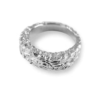 Der asymmetrische Bandring aus massivem 925 Sterling Silber zeigt eine markant handgefertigte meteoritenartige Oberflaeche mit rauer moderner Struktur die kraftvolle Praesenz und anspruchsvolles Design verbindet und als starkes Statement fuer maennlichen Stil hervorsticht Sprezzi Fashion