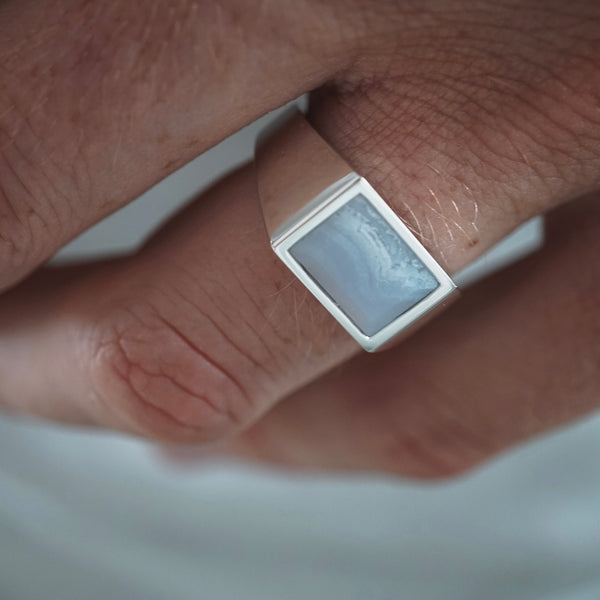 Handgemachter Silber Siegelring mit echtem blauem Achat Stein in modernem Design und hochwertiger Verarbeitung Sprezzi Fashion