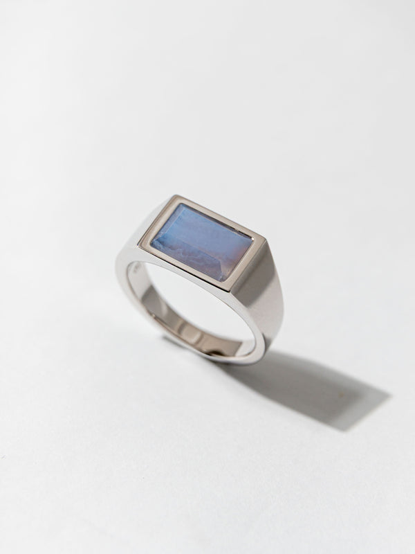 Eleganter Herren Siegelring aus poliertem 925 Sterling Silber mit hellblauem Achat Stein zeigt klare Linien und modernes minimalistisches Schmuckdesign mit stilvoller maskuliner Wirkung Sprezzi Fashion