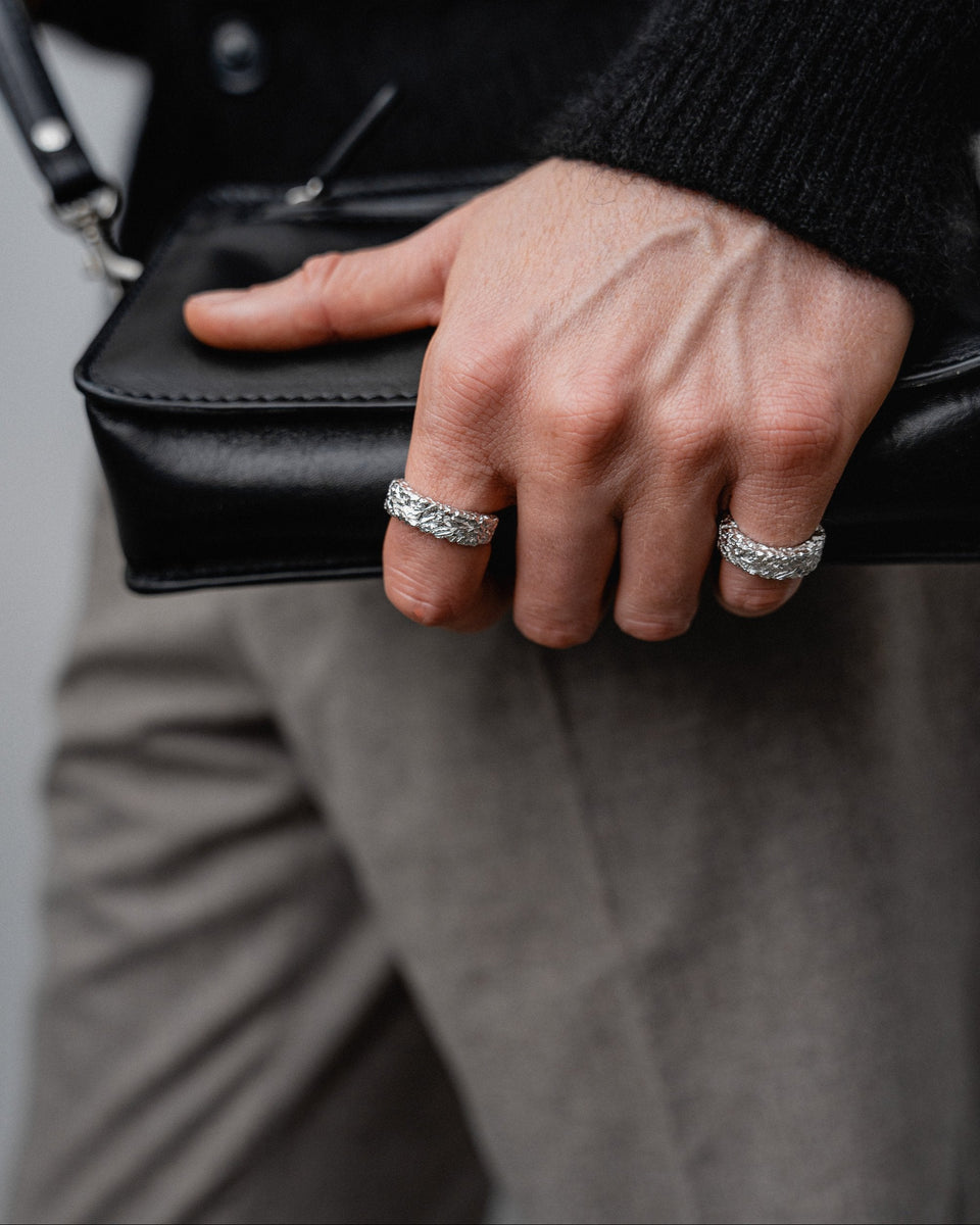 In der Handaufnahme zeigt der Ring klare moderne Linien und meteoritenartige Struktur die technische Eleganz vermittelt Sprezzi Fashion