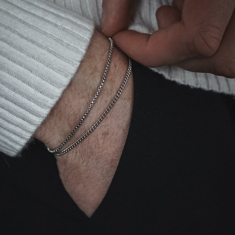 Schmuck-Set für Männer aus zwei hochwertigen silbernen Armbändern