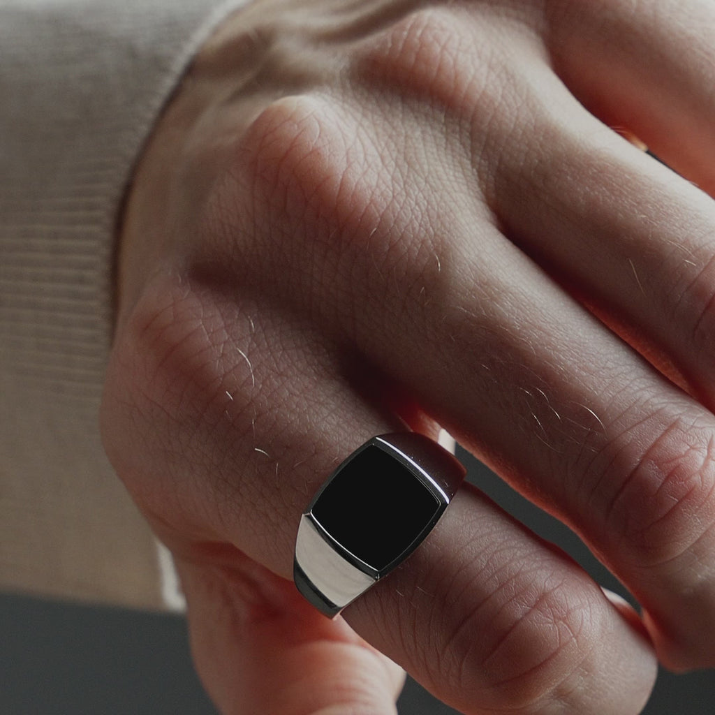Produktvideo zeigt einen Herren Siegelring aus 925 Sterling Silber mit schwarzem Onyx Stein, getragen am Finger Sprezzi Fashion