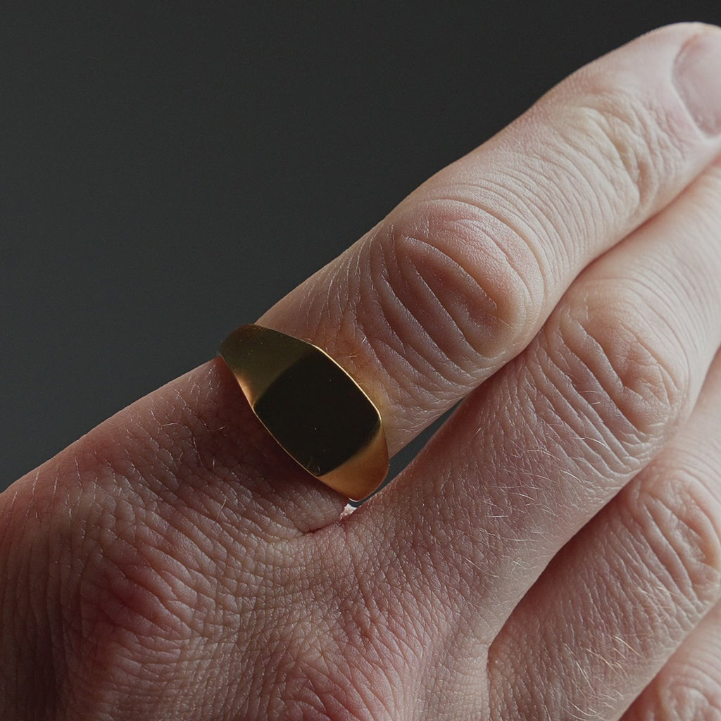 Produktvideo zeigt einen Herren Ring aus 925 Sterling Silber, 18K vergoldet, mit matter Oberfläche und klarer Linienführung, präsent am Finger getragen Sprezzi Fashion