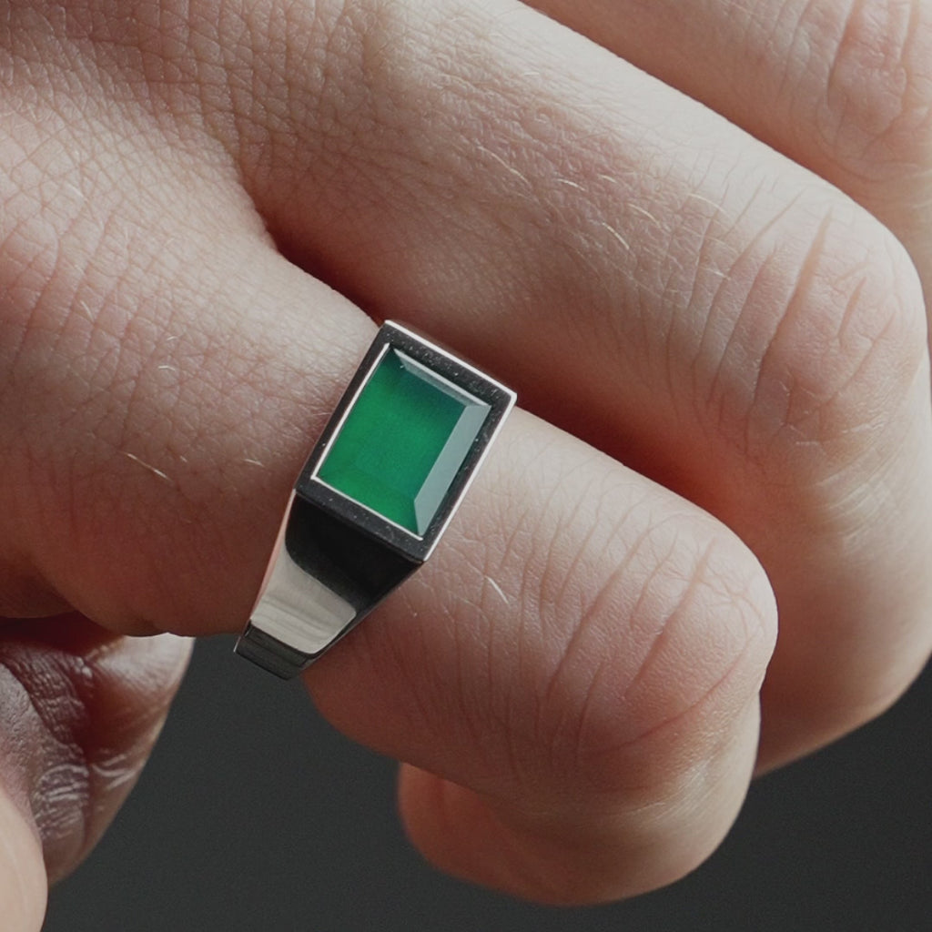 Produktvideo zeigt einen Herren Ring aus 925 Sterling Silber mit klassischem grünem Achat Stein, ruhig am Finger getragen Sprezzi Fashion