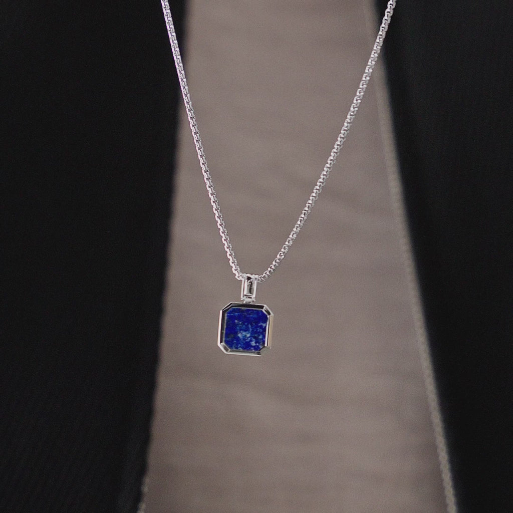 Video hebt Oberfläche der Herren Halskette mit blauem Lapislazuli Anhänger aus 925 Sterling Silber hervor und zeigt gleichmäßige Politur klare Konturen und hochwertige Schmuckqualität Sprezzi Fashion