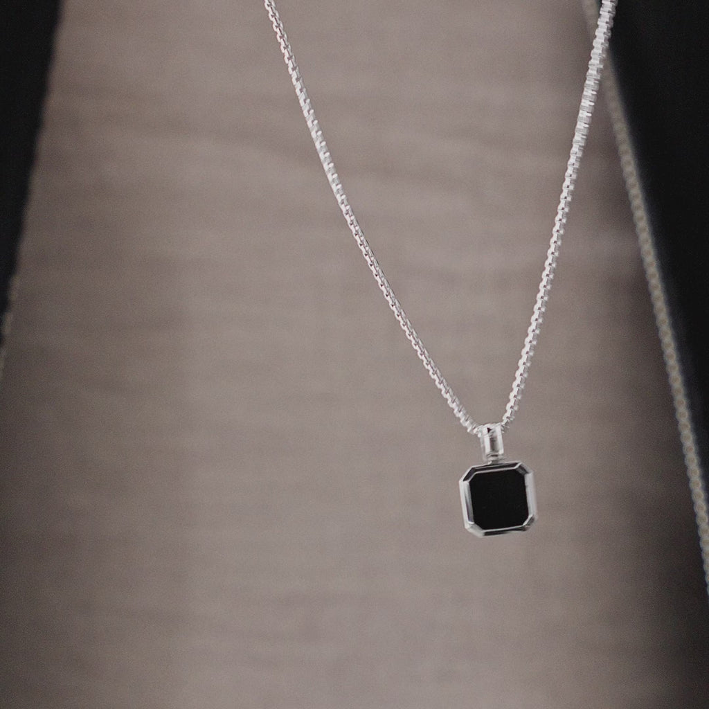 Produktvideo zeigt Herren Halskette mit schwarzem Onyx Stein Anhänger aus 925 Sterling Silber in Bewegung mit glänzender Oberfläche klarer Steinfarbe und hochwertiger Materialwirkung als maskulines Schmuckstück Sprezzi Fashion
