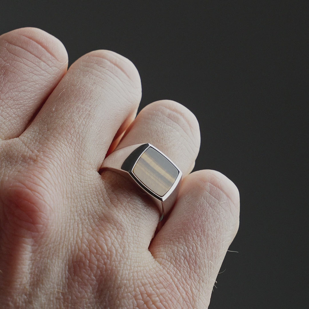 Produktvideo zeigt einen Herren Siegelring aus 925 Sterling Silber mit braunem Tigerauge Stein, getragen am Finger mit ruhiger und maskuliner Wirkung Sprezzi Fashion