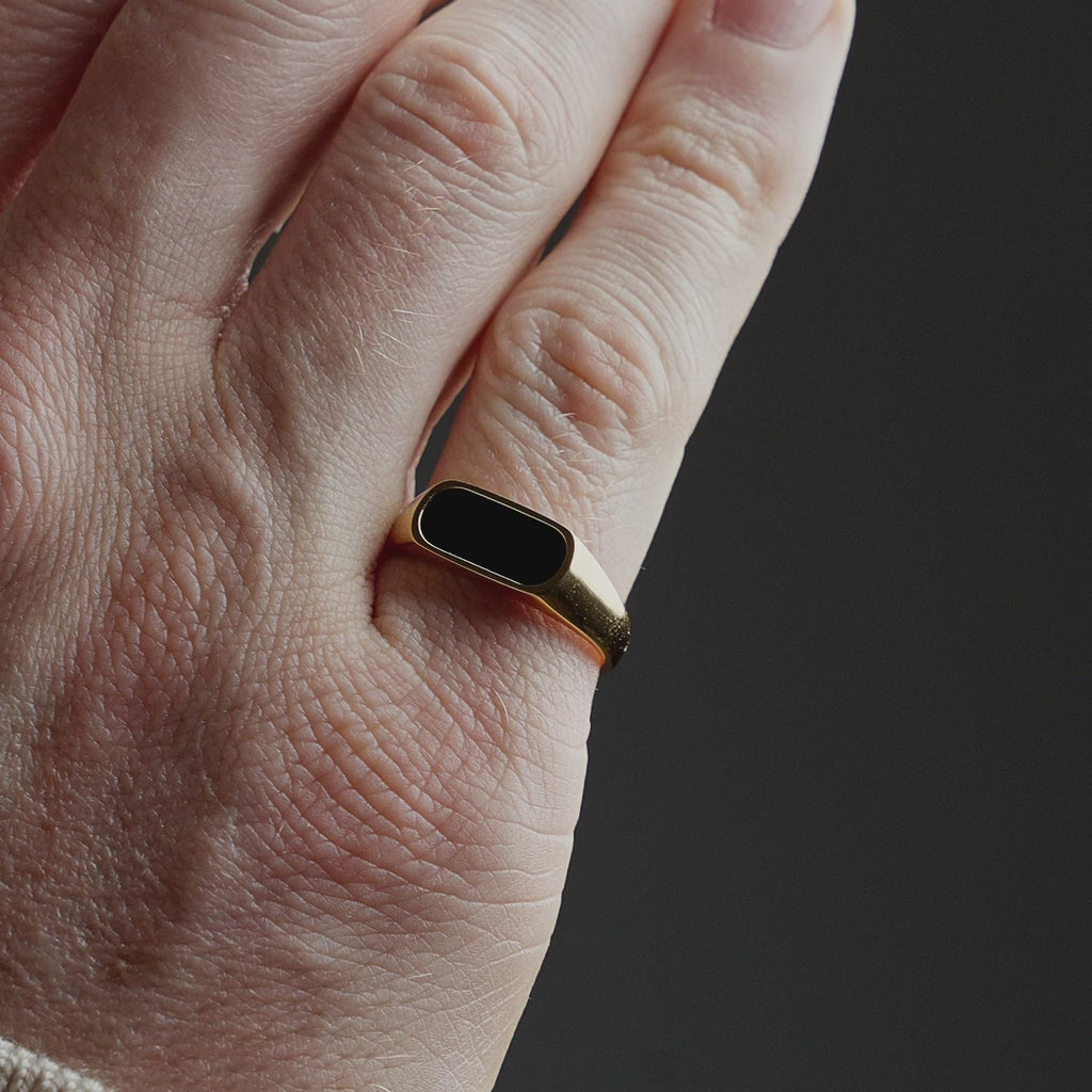 Produktvideo zeigt einen schmalen Herren Ring aus 925 Sterling Silber, 18K vergoldet, mit schwarzem Enamel Einsatz, maskulin und präsent am Finger getragen Sprezzi Fashion
