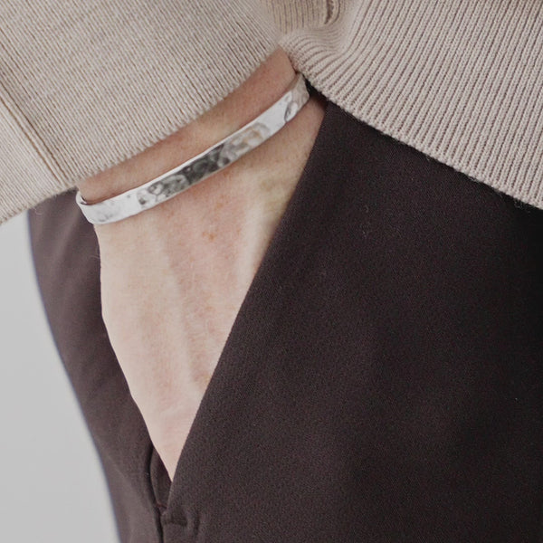 Gehämmerter Herren Armreif aus 925 Sterling Silber zeigt wie er im Alltag getragen wird mit natürlicher Ausstrahlung ruhigem Stil und sicherem Sitz Sprezzi Fashion