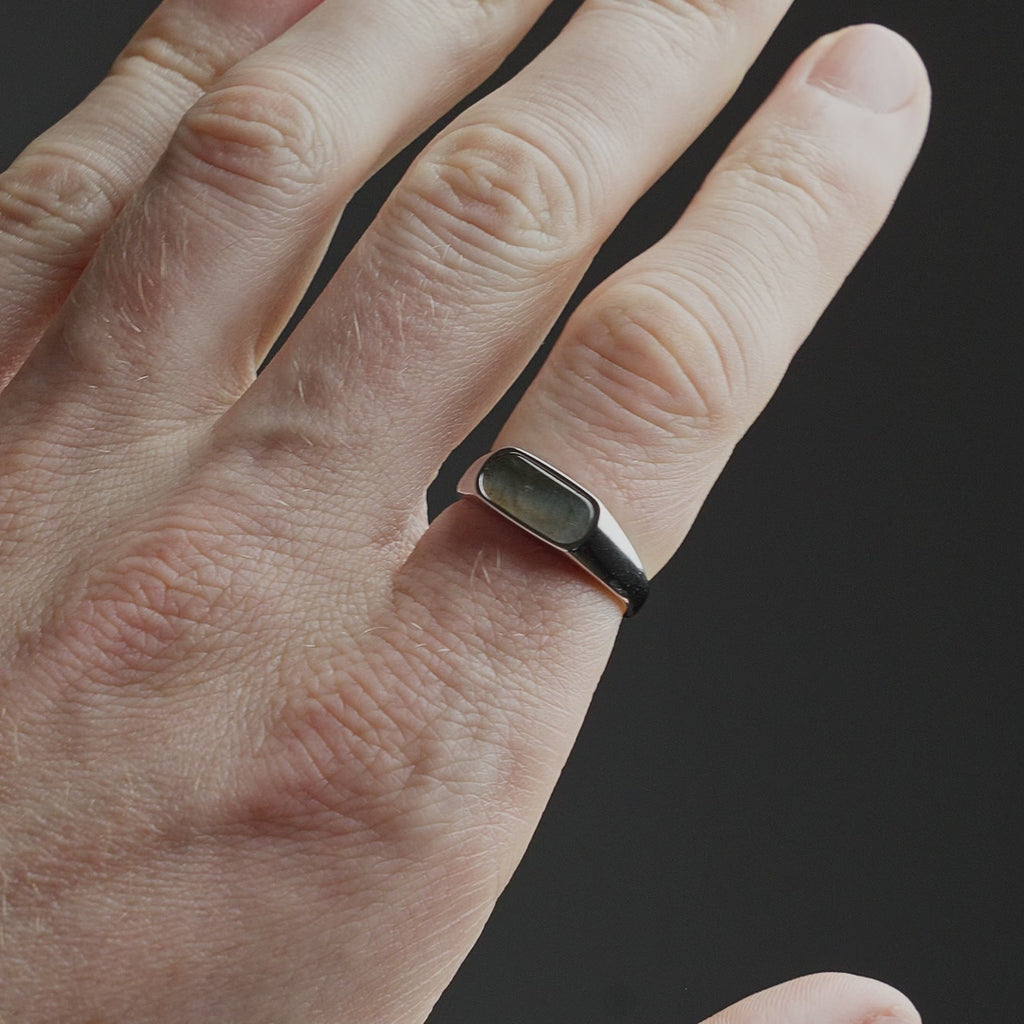 Produktvideo zeigt einen schmalen Herren Ring aus 925 Sterling Silber mit grau-grünem Larvikit Naturstein, getragen am Finger mit zeitloser Wirkung Sprezzi Fashion
