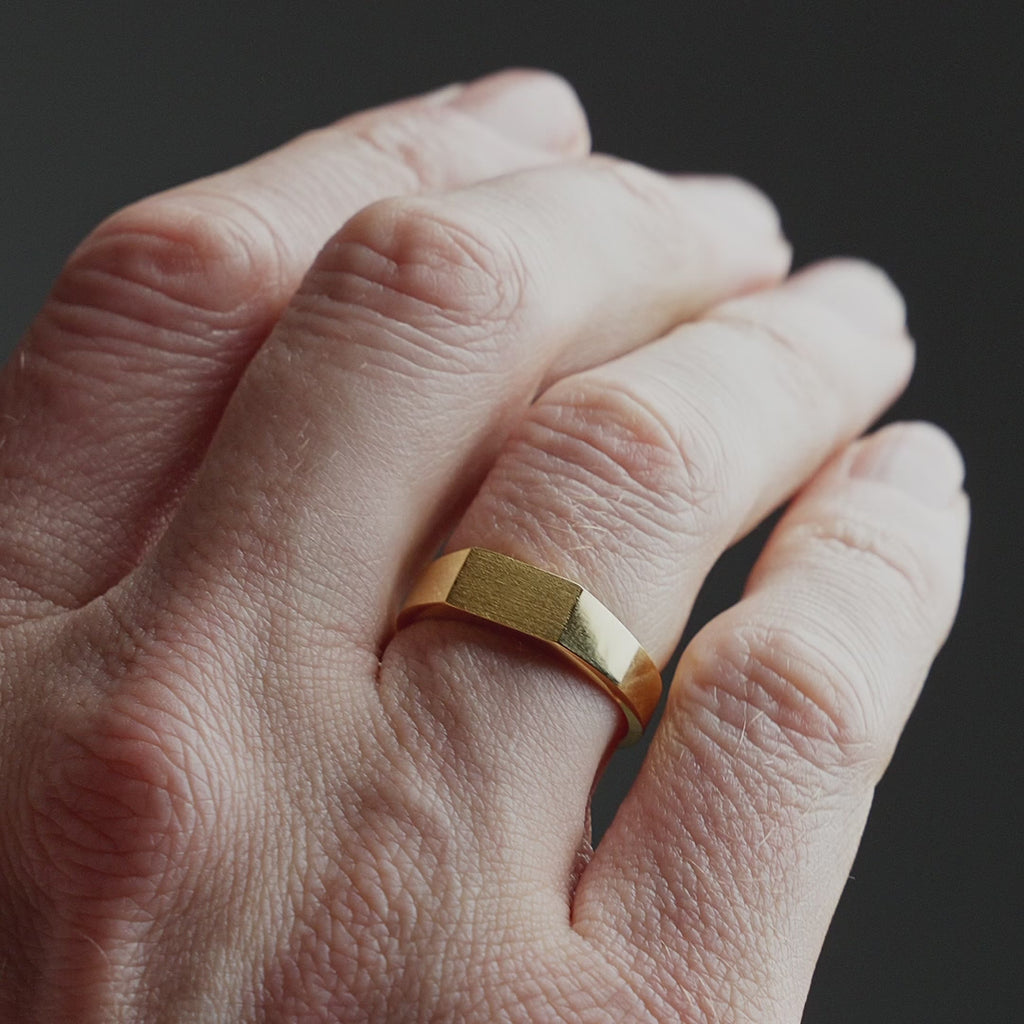 Produktvideo zeigt einen Herren Siegelring aus 925 Sterling Silber, 18K vergoldet, mit strukturierter Raw Thin Oberfläche, kraftvoll und ruhig am Finger getragen Sprezzi Fashion