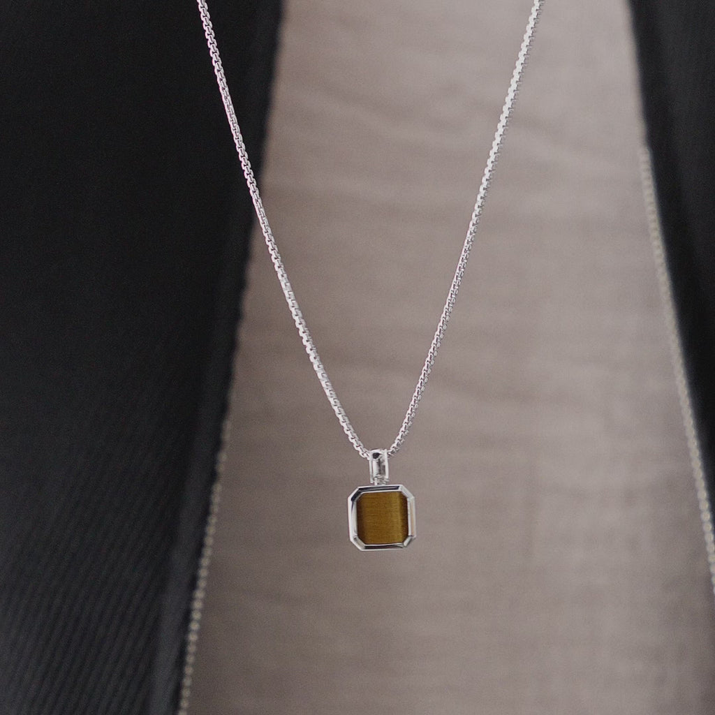 Produktvideo zeigt Herren Halskette mit Tigerauge Stein Anhänger aus 925 Sterling Silber in Bewegung mit natürlichem Licht feiner Politur und ruhiger Materialwirkung als hochwertiges maskulines Schmuckstück Sprezzi Fashion