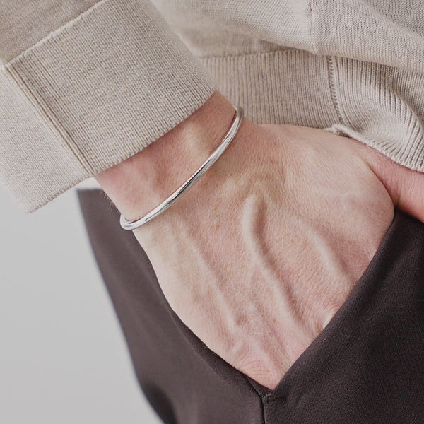 Im Alltag getragen wirkt der minimalistische Armreif aus 925 Sterling Silber dezent hochwertig ruhig praesent und stilbewusst Sprezzi Fashion